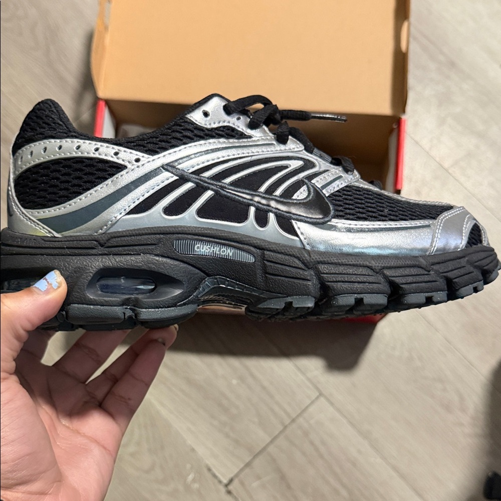Nike Men’s Black and Silver Athletic Running Shoe
